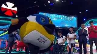 ¡Querido por todos! Fiu entregó la primera donación de la Teletón 2023