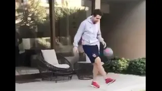 Walter Montillo se lució dominando el balón en el patio de su casa durante la cuarentena