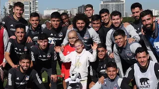 Colo Colo recibió a Vicente y Antonella, pacientes oncológicos del Hospital San Juan de Dios