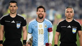 VIDEO | El especial gesto de árbitro chileno con Messi tras su despedida de Argentina