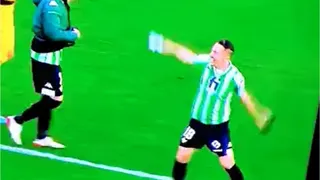 Andrés Guardado se burló de jugador de Sevilla que recibió un proyectil en la cabeza