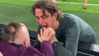 La emotiva celebración de un pequeño hincha de Brentford junto al DT y a los jugadores