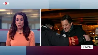 ¡Censura en Beijing! Un periodista neerlandés fue interrumpido por guardias chinos mientras informaba en vivo