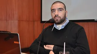 Bielsa aportó con una camiseta a la subasta a beneficio del ex basquetbolista Paulo Henríquez