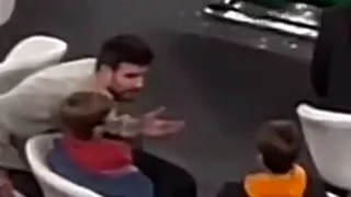Las imágenes virales de Piqué presuntamente regañando a sus hijos en evento público