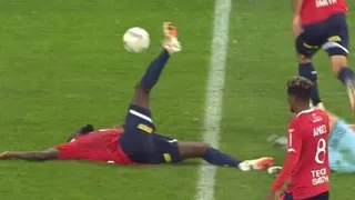 Samuel Umtiti generó preocupación por posible conmoción cerebral