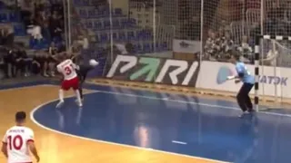 De espaldas y al ángulo: El golazo que se vio en el fútbol sala de Rusia
