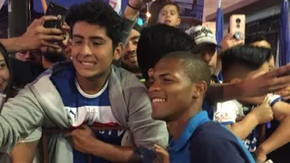 El plantel de la UC salió a saludar a sus hinchas en el banderazo de Temuco