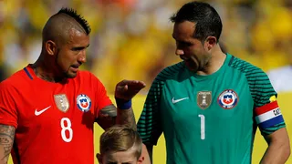Claudio Bravo igualó a Arturo Vidal como los chilenos con más títulos en la historia
