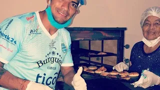 Coronavirus: Futbolista boliviano lleva pan hecho por su abuela a familias necesitadas