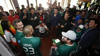 Arturo Vidal participó de la entretenida presentación de la camiseta de Rodelindo Román