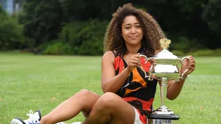 Naomi Osaka posó con su segundo trofeo ganado en el Abierto de Australia