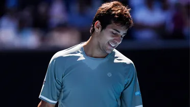 Cristian Garín se fue en primera ronda del Australian Open 2026 ante un rival que terminó en el baño