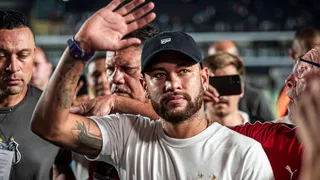 Neymar desatado: Tras la lesión por Al Hilal viaja a Brasil pero no a recuperarse