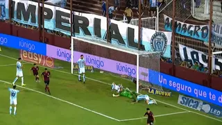 El desafortunado autogol de Eugenio Mena en la derrota de Racing ante Lanús