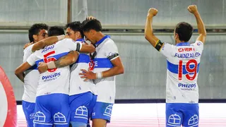 La UC se impuso en angustiosa jornada a Curicó y se erigió como líder del Campeonato Nacional