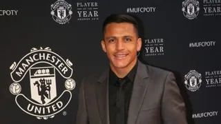 La pinta de Alexis y sus compañeros en ceremonia de premiación de Manchester United