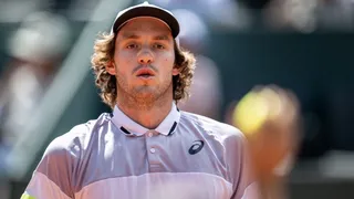 Nicolás Jarry llevó su racha triunfal a Roland Garros y avanzó a segunda ronda