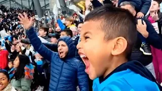 Pequeño hincha de Olympique de Marsella mostró su fanatismo por Alexis Sánchez en las tribunas
