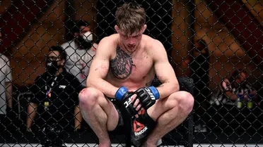 Luchador que le suplicó a su entrenador que tirara la toalla fue desvinculado de la UFC