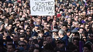 Hinchas y futbolistas se despidieron de Davide Astori en Florencia