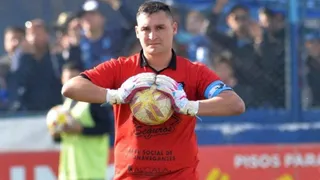 ¡Insólito! Arquero fue expulsado en Ecuador por orinar atrás del arco en pleno partido