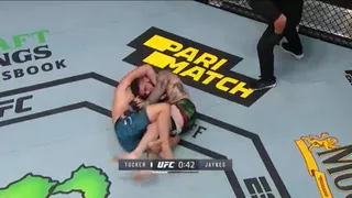 Gavin Tucker quedó sin pantalones mientras se liberaba de una llave ante Justin Jaynes