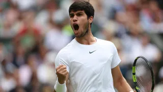 Carlos Alcaraz se impuso con sólido triunfo a Holger Rune y avanzó a semis en Wimbledon