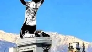 El ingenio de los hinchas le encontró “reemplazante” a la estatua del general Baquedano