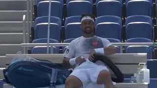 Fabio Fognini no aguantó el calor en Tokio y usó un ventilador debajo de su pantalón