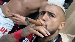 Arturo Vidal celebró con un puro en el camarín de Flamengo la obtención de la Libertadores