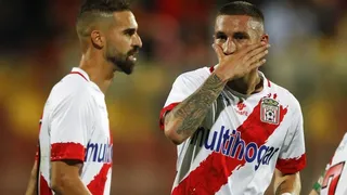 Universidad Católica tomó ventaja frente a Curicó por un autogol de Franco Bechtholdt