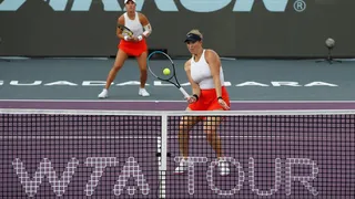 Alexa Guarachi y Desirae Krawczyk debutaron con una derrota en el dobles del WTA Finals