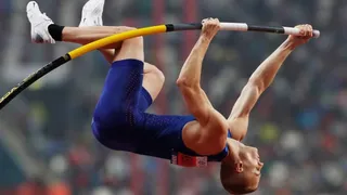Sam Kendricks es el primer atleta en revalidar título mundial en garrocha desde Sergey Bubka