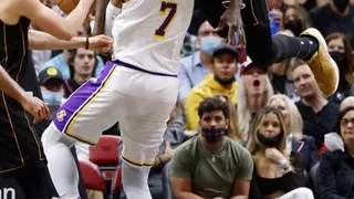 Miami Heat venció a unos erráticos Lakers y se mantuvo como líder en el Este