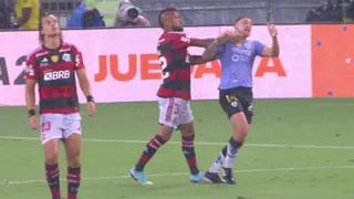 ¿Se salvó de la roja? Vidal tuvo picante cruce con futbolista de I. del Valle en la Recopa