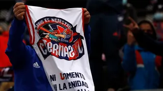 Hinchas de la U se manifestaron contra Azul Azul en la Casa Central de la Universidad de Chile
