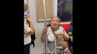 ¡Con toda la pasión! Adulta mayor guió cánticos de barra de Colo Colo en el metro