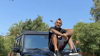 Arturo Vidal mostró su jeep Mercedes y deseó feliz domingo a sus seguidores