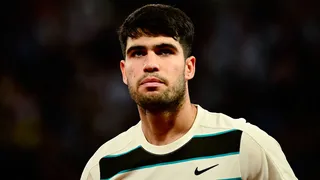 Lorenzo Musetti se retiró por lesión y Carlos Alcaraz podrá defender su corona en la final de Roland Garros