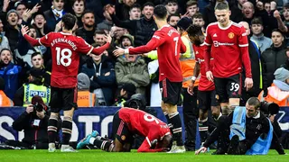 Leeds castigará de por vida a hinchas que lanzaron objetos en partido contra Manchester United