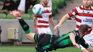 ¡Golazo! Delantero australiano improvisó y celebró con este “escorpión”