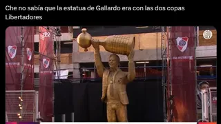 Los memes por el “bulto” de la estatua de Marcelo Gallardo en Argentina