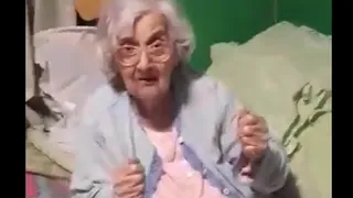 El emotivo registro de abuelita esperando el título de la UC