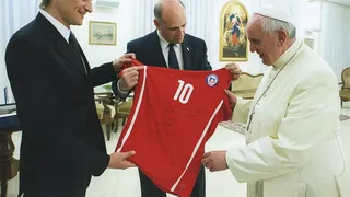 Papa Francisco recibió camiseta chilena firmada por Jorge Sampaoli