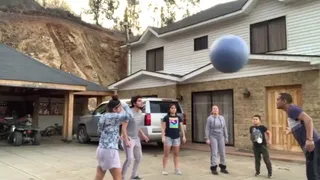 ¡La marca fue 26! Humberto Suazo celebró el Día del Padre con divertido juego junto a sus hijos