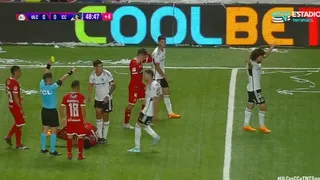 [VIDEO] Falcón fue amonestado por falta a Passerini e ironizó por el cobro del árbitro