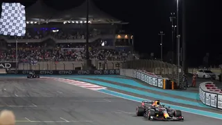 ¡En la última vuelta! El momento en que “Mad Max” Verstappen superó a Hamilton para ser campeón de la F1