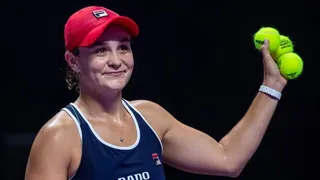 Ashleigh Barty y Belinda Bencic avanzaron en las Finales de la WTA