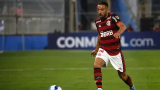 U. de Chile y U. Católica se ilusionan con dar un golpe al mercado con el fichaje de Mauricio Isla